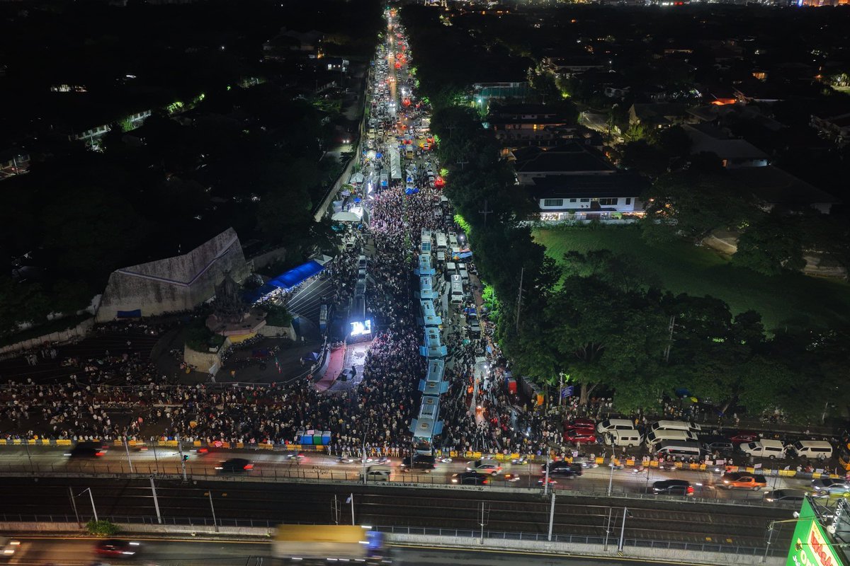 ABSCBNNews's tweet photo. [As of 10 p.m., Martes, Hunyo 30] Tinatayang 8,000 ang nasa People Power Monument para sa isinasagawang kilos protesta, ayon sa QCPD. Tinatayang 1,800 naman ang pulis na naka-deploy sa lugar. (🎥: QCPD | via @darylle_marie 
https://t.co/OwlWU2EPOu