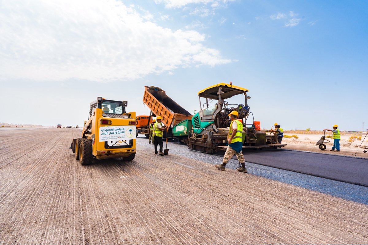 SaudiDRPY's tweet photo. بعد إنجاز المرحلتين الأولى والثانية.. استمرار أعمال المرحلة الثالثة من مشروع تطوير ورفع كفاءة #مطار_عدن الدولي، متضمنةً إعادة تأهيل المدرج الرئيس، وتطوير ورفع كفاءة أنظمة الملاحة والاتصالات، تحسينًا لتجربة المسافرين وجودة الخدمات المقدمة، ورفعًا لجاهزية البنية التحتية للنقل والخدمات اللوجستية، وتعزيزًا لربط #اليمن بالإقليم والعالم.