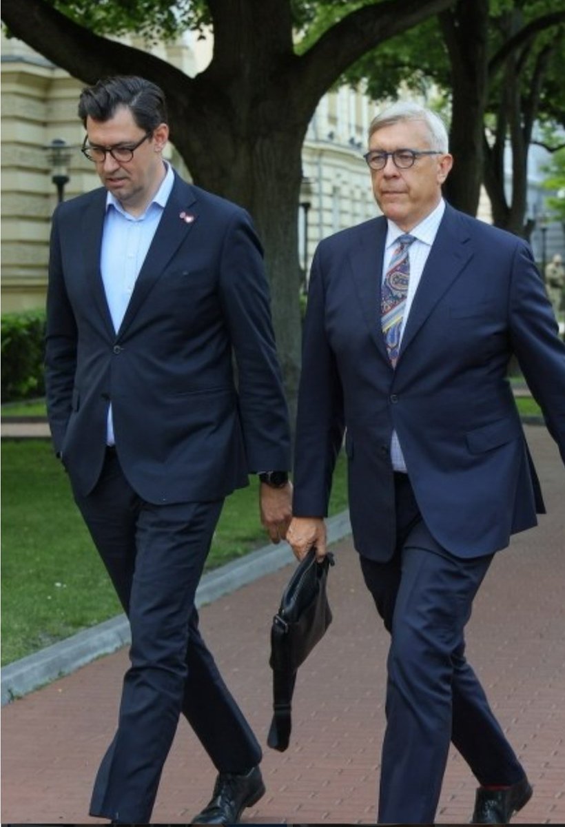 KrzychuBlues's tweet photo. Jedyne "Dwie wieże", które KałOwcom zostały... 😏 https://t.co/8HtORZXLgH
