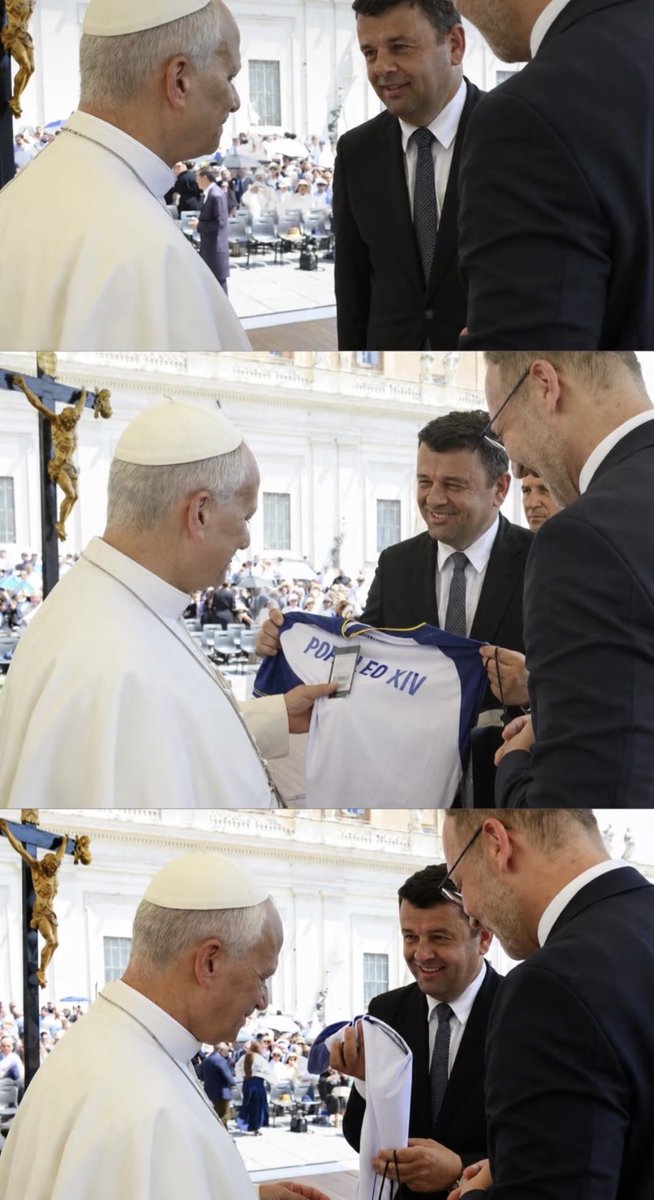 BosnianHistory's tweet photo. A gift for @Pontifex 🇧🇦 https://t.co/HoU3YKC8HG