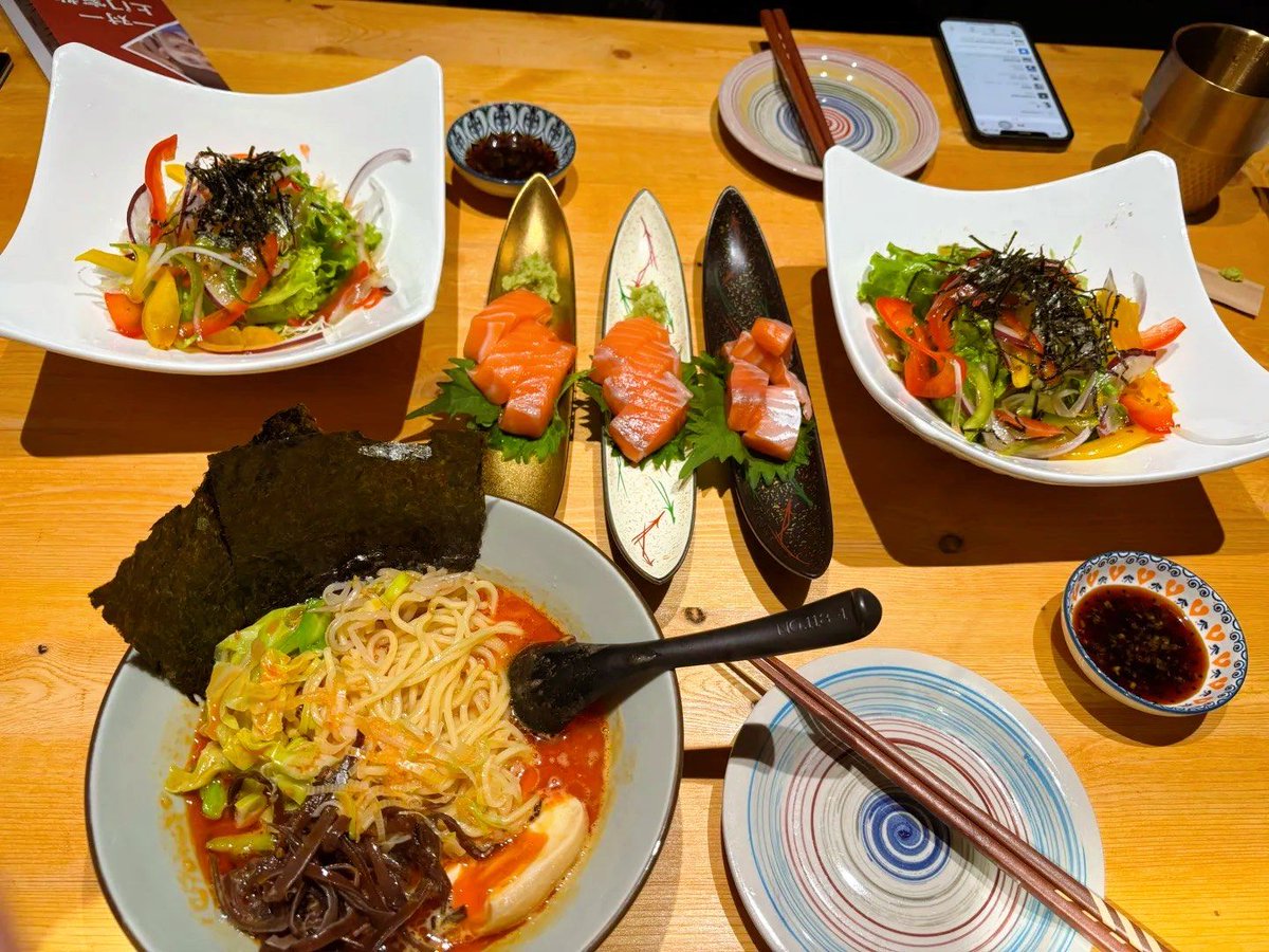 anaslastya's tweet photo. Late-night bite cravings hit This small ramen stall’s got your back – steamy bowls, warm smiles, no rush, only cozy vibes. https://t.co/Ms5HWOxZ70