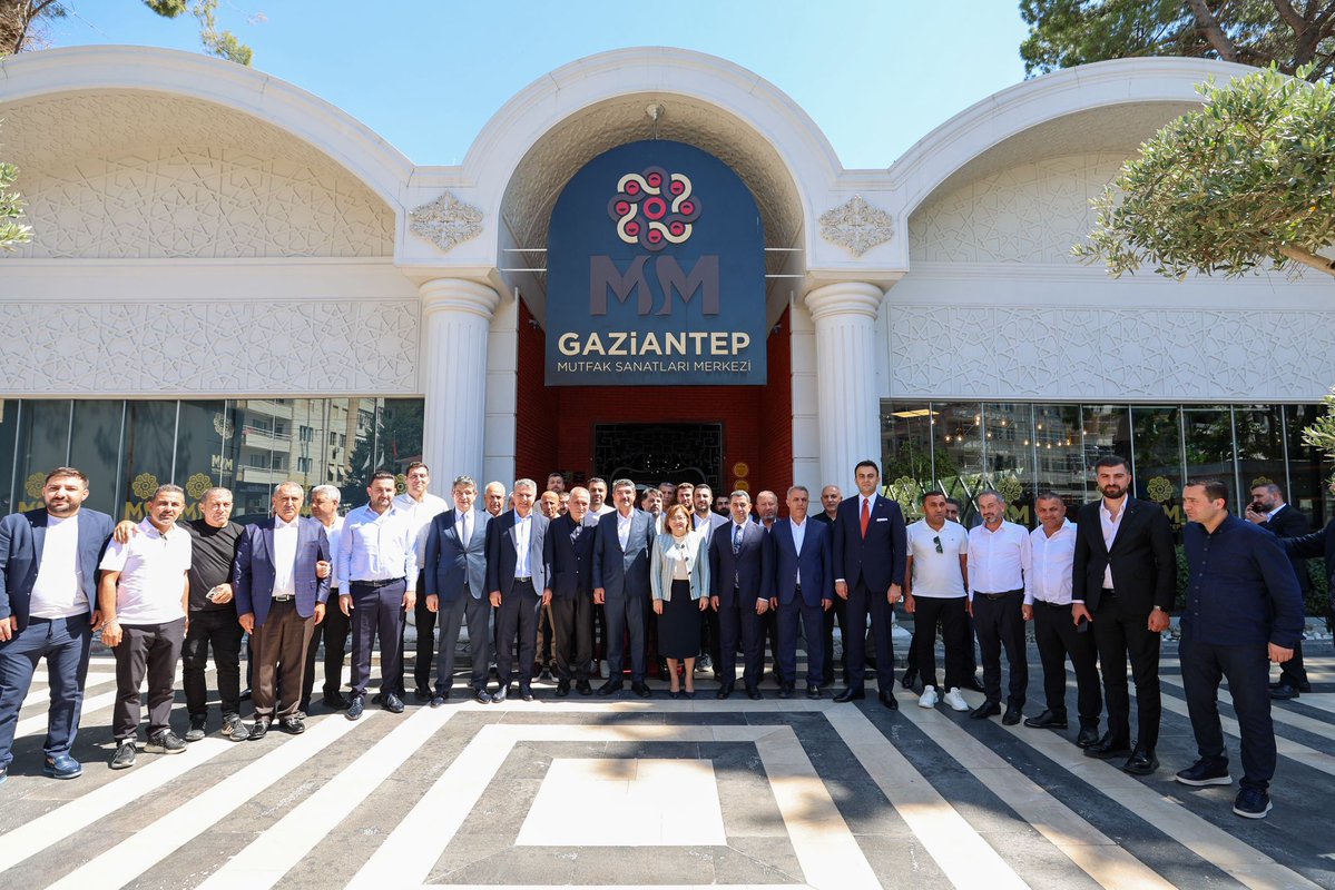 SansiHuseyin's tweet photo. 📍Gaziantep Mutfak Sanatları Merkezi

Gaziantep Büyükşehir Belediye Başkanımız Sayın Fatma Şahin, Gaziantep Milletvekilimiz Sayın Bünyamin Bozgeyik, Milletvekilimiz Sayın Ferhat Nasıroğlu ve heyetimizle birlikte Gaziantep Mutfak Sanatları Merkezi’ni ziyaret ettik.

Gaziantep’in asırlık mutfak kültürünün korunması, tanıtılması ve gelecek nesillere aktarılması adına yürütülen çalışmaları yerinde inceleyerek, gastronomi alanındaki başarılı uygulamalar hakkında bilgi aldık.

Kültürel mirasımızın önemli bir parçası olan Gaziantep mutfağını yaşatan bu kıymetli çalışmalara emek veren herkese teşekkür ediyorum.

#GaziantepMutfağı #FatmaŞahin #BünyaminBozgeyik #FerhatNasıroğlu