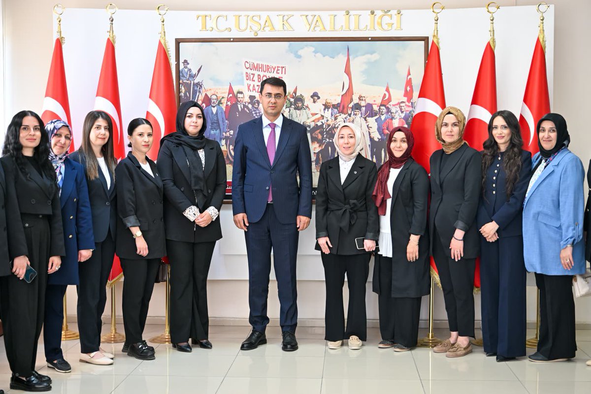 akkadinusak's tweet photo. İl Kadın Kolları Başkanımız @av_hilalsabanci, İlçe Kadın Kolları Başkanlarımız ve Yönetim Kurulu üyelerimiz ile birlikte, Uşak Valisi Sayın Serdar Kartal’ı makamında ziyaret ettik.

Şehrimiz adına yürütülen çalışmalar hakkında verimli bir görüşme gerçekleştirdik. https://t.co/JH0NGtxjNc