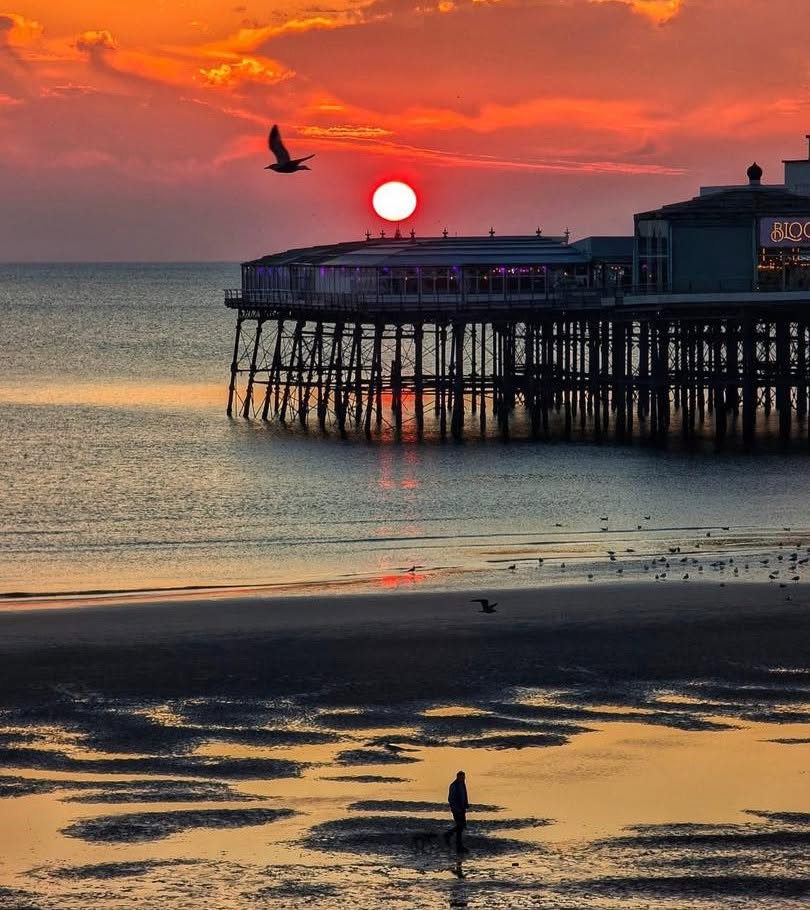 visitBlackpool's tweet photo. It's hard to beat a Blackpool sunset

📸 Phil Norris Photography #FeatureFriday https://t.co/ZbEwgQV6xQ