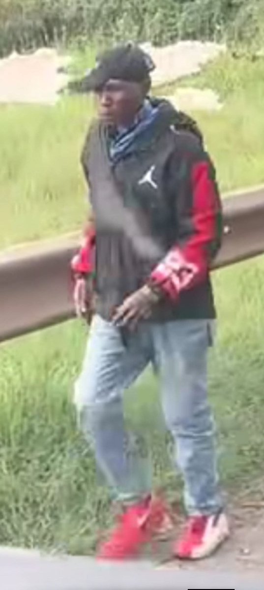 loddca's tweet photo. THIEF CAPTURED 🚨
A suspected thief has been captured on camera long the Mai Mahiu Escarpment stealing a fire extinguisher from a moving truck.
@DCI_Kenya and @NPSOfficial_KE this gang should be contained ASAP. @motoristsoffice @cbs_ke @princegershom_ @RSAIKenya @roadsensekenya https://t.co/fW4uCGV8jf