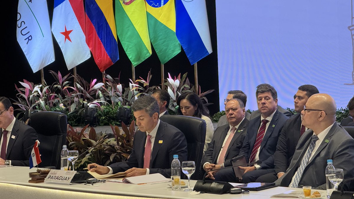 mercosur's tweet photo. ➡️ Está en marcha la 68.ª Cumbre de Jefes de Estado del MERCOSUR y Estados Asociados

➡️ Está em andamento a 68ª Cúpula de Chefes de Estado do MERCOSUL e Estados Associados

🎥 https://t.co/R3ZAVwFPjZ 

#MERCOSUR2026Py 🇵🇾 https://t.co/8KaOc5DiuO