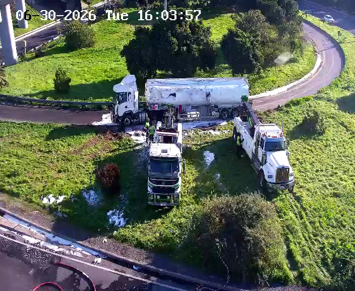 CapeTownFreeway's tweet photo. Update: Ramp Closure due to crash, N1 outbound ramp to M5 south, vehicle recovery in progress, use alt route. https://t.co/r1qD7m9j4l