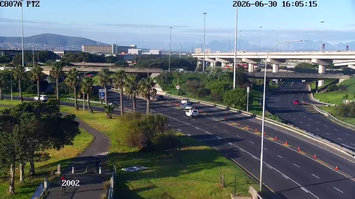 CapeTownFreeway's tweet photo. Update: Ramp Closure due to crash, N1 outbound ramp to M5 south, vehicle recovery in progress, use alt route. https://t.co/r1qD7m9j4l