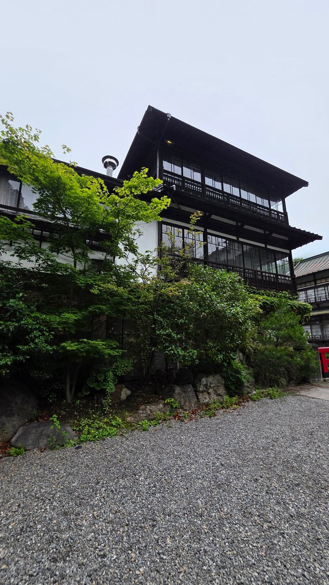 yukemuri_dr's tweet photo. 積善館・元禄の湯②
昭和初期の温泉建築として見る元禄の湯

元禄の湯は昭和5年建築。靴を脱いで扉を開けるとまず目に入る「洋風」アーチ窓とホールのような浴室。
そこに5つの小さめな石造りの浴槽があります。
その手前に仕切りなく置かれる脱衣カゴ。昭和初期、脱衣所と浴室は一体だったようです。 https://t.co/XmdhtByfcY