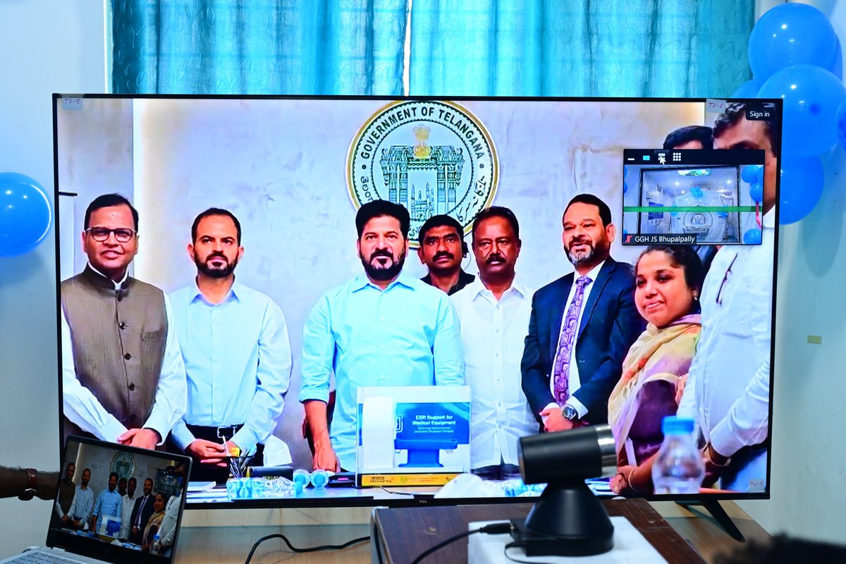Collector_JSK's tweet photo. జిల్లా  ​ప్రభుత్వ ఆసుపత్రిలో అత్యాధునిక ఎం.ఆర్‌.ఐ సేవలు ప్రారంభం... 

*మంగళవారం హైదరాబాద్ నుండి ​వర్చువల్ విధానంలో ప్రారంభించిన రాష్ట్ర ముఖ్యమంత్రి ఎ. రేవంత్ రెడ్డి*

​పేద ప్రజలకు చెంతనే ఖరీదైన వైద్య పరీక్షలు.

​కలెక్టర్, ఎమ్మెల్యే మరియు హెచ్‌డీఎఫ్‌సీ బ్యాంక్ యాజమాన్యాన్ని అభినందించిన సీఎం.

ప్రజలకు అత్యాధునిక మరియు నాణ్యమైన వైద్య సేవలను అందించడమే ధ్యేయంగా ప్రభుత్వం పనిచేస్తోందని రాష్ట��ర ముఖ్యమంత్రి ఎ. రేవంత్ రెడ్డి పేర్కొన్నారు.

 జిల్లా కేంద్రంలోని ప్రభుత్వ ప్రధాన ఆసుపత్రిలో హెచ్‌డీఎఫ్‌సీ  బ్యాంక్ సీఎస్‌ఆర్  నిధులతో  ఏర్పాటు చేసిన అత్యాధునిక ఎం.ఆర్‌.ఐ  యంత్రాన్ని మంగళవారం సీఎం కార్యాలయం హైదరాబాద్ నుండి వర్చువల్ విధానంలో ఘనంగా ప్రారంభించారు.

​ఈ వర్చువల్ ప్రారంభోత్సవ కార్యక్రమంలో  పార్లమెంట్ సభ్యులు ముఖ్యమంత్రి సలహాదారు వేం రెడ్డి నరేందర్ రెడ్డి, రాష్ట్ర ప్రభుత్వ ప్రధాన కార్యదర్శి  రామ కృష్ణా రావు,  జిల్లా కలెక్టర్ రాహుల్ శర్మ, శాసనసభ్యులు  గండ్ర సత్యనారాయణ రావు, ట్రేడ్ ప్రమోషన్ కార్పోరేషన్ చైర్మన్ ఐతా ప్రకాష్ రెడ్డి, తదితరులు పాల్గొన్నారు.

​ఈ సందర్భంగా ముఖ్యమంత్రి మాట్లాడ���తూ జిల్లా స్థాయిలోనే ఎం.ఆర్‌.ఐ సౌకర్యం అందుబాటులోకి రావడం వల్ల పేద ప్రజలకు ఎంతో మేలు జరుగుతుందన్నారు.
గతంలో ఇలాంటి ఖరీదైన వైద్య పరీక్షల కోసం పేదలు వరంగల్, హైదరాబాద్ వంటి సుదూర నగరాలకు వెళ్లాల్సి వచ్చేదని,  దీనివల్ల వారికి సమయం, డబ్బు వృధా అయ్యేవని తెలిపారు. ఇప్పుడు స్థానికంగానే ఈ సేవలు అందుబాటులోకి రావడం వల్ల సకాలంలో ఖచ్చితమైన వ్యాధి నిర్ధారణ జరిగి, మెరుగ��న వైద్యం అందుతుందిని తెలిపారు. ​ప్రజా వైద్య సేవల బలోపేతానికి సీఎస్‌ఆర్ నిధులతో ఎంఆర్‌ఐ యంత్రాన్ని ఏర్పాటు చేయుటకు ప్రత్యేక చొరవ చూపిన జిల్లా కలెక్టర్ రాహుల్ శర్మను, స్థానిక ఎమ్మెల్యే గండ్ర సత్యనారాయణ రావును, అలాగే ఇందుకు సహకరించిన హెచ్‌డీఎఫ్‌సీ బ్యాంక్ యాజమాన్యానాన్ని ముఖ్యమంత్రి ఈ సందర్భంగా ప్రత్యేకంగా అభినందించారు.

​ఈ సందర్భంగా జిల్లా కలెక్టర్ రాహుల్ శర్మ మాట్లాడుతూ హెచ్‌డీఎఫ్‌సీ సీఎస్‌ఆర్ నిధుల భాగస్వామ్యంతో ఈ అత్యాధునిక యంత్రాన్ని ఏర్పాటు చేయడం సంతోషకరమన్నారు. జిల్లా ప్రజలు ఈ అవకాశాన్ని సద్వినియోగం చేసుకోవాలని కోరారు. రాబోయే రోజుల్లో ప్రభుత్వ ఆసుపత్రిలో వైద్య సేవలను మరింత మెరుగుపరచేందుకు, మౌలిక వసతుల కల్పనకు అన్ని రకాల చర్యలు తీసుకుంటున్నట్లు కలెక్టర్ స్పష్టం చేశారు.
​ఈ ప్రతిష్టాత్మక ప్రారంభ కార్యక్రమంలో జిల్లా  ప్రధాన ఆసుపత్రి ను���డి పర్యవేక్షకులు డా రాజేంద్రప్రసాద్, జిల్లా వైద్యాధికారి డా మధుసూదన్, మెడికల్ కళాశాల ప్రిన్సిపల్ డా వెంకటేశ్వర్లు, శిక్షణా డిప్యూటీ కలెక్టర్ నవీన్ రెడ్డి, మున్సిపల్ చైర్మన్ బుర్రా కొమురయ్య, వైస్ చైర్మన్ అంబాల శ్రీనివాస్, డిప్యూటీ సూపరింటెండెంట్ డా వెంకటరత్నం,  కౌన్సిలర్లు, హెచ్ డి ఎఫ్ సి జోనల్ హెడ్ జోష్ స్టెఫీన్, క్లస్టర్ హెడ్ రాజేష్  వైద్యులు, సిబ్బంది మరియు ఇతర ఉన్నతాధికారులు తదితరులు పాల్గొన్నారు
@TelanganaCMO 
@TelanganaCS
@IPRTelangana