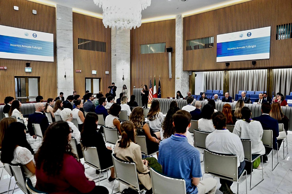 MauroBattocchi's tweet photo. 80 anni di @FulbrightPrgrm: oltre 14.000 borsisti 🇮🇹 e 🇺🇸 dal 1948, tra loro premi Nobel e vincitori del Pulitzer

Nel 2025 prima volta che contributo #Farnesina al Programma raggiunge quello #USA

Investire in formazione è investire nel futuro
#diplomaziadellacrescita https://t.co/5j5yHyFamq