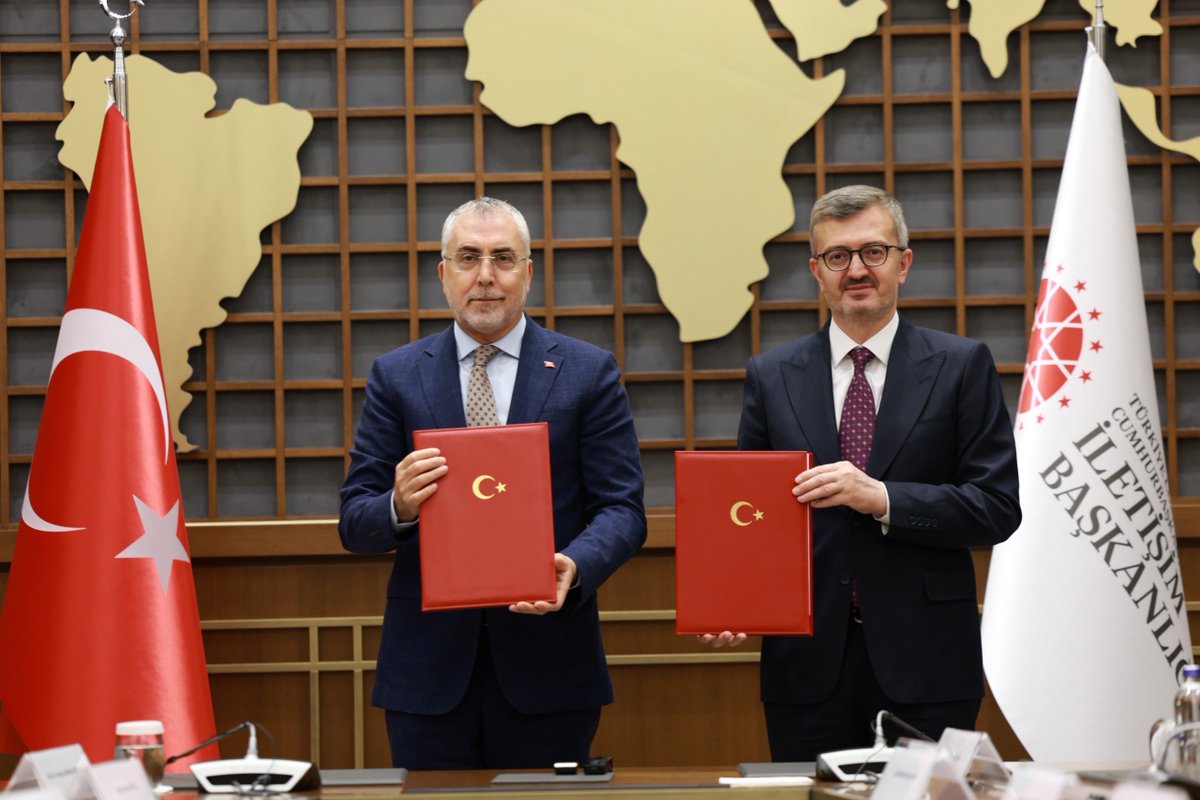 Communications's tweet photo. Presidency's Head of Communications Burhanettin Duran spoke at a signing ceremony held in the presence of Vedat Işıkhan, the Minister of Labour and Social Security, between the Press Advertisement Agency (BİK) and the Turkish Employment Agency (İŞKUR) for the "Cooperation Protocol on Active Workforce Services", aimed at expanding the qualified workforce in the media and communications sectors.

https://t.co/GF8K34XdPp