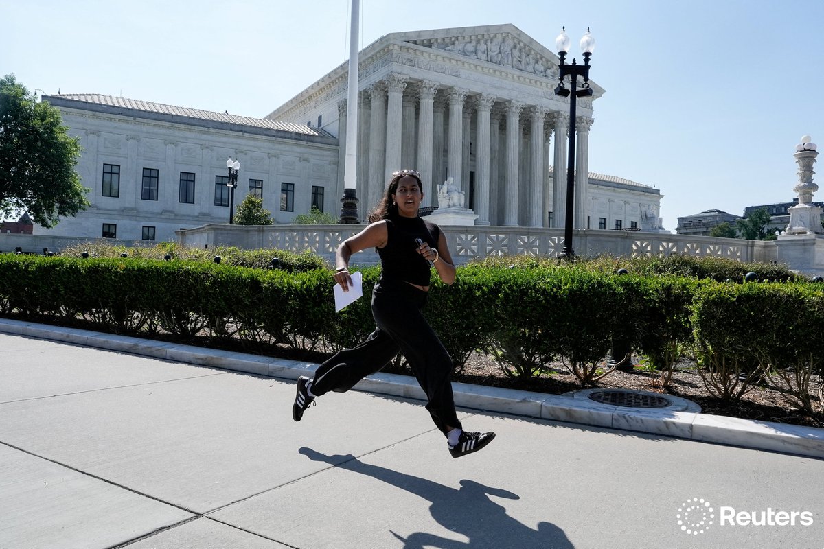 corinne_perkins's tweet photo. An intern runs to deliver the Supreme Court's ruling to media, as the court is set to issue the final rulings of its nine-month term, in Washington, D.C. Photo by @orr_photo https://t.co/KCH3t4f9SO