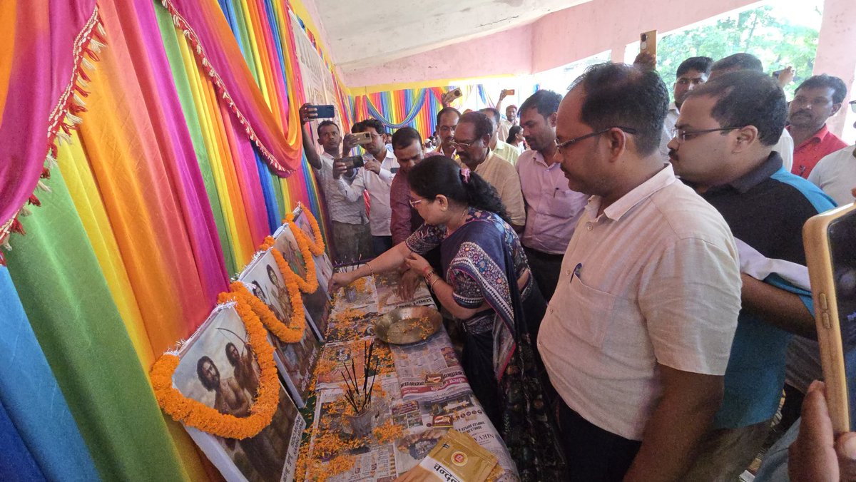 Babitagomia's tweet photo. आज पेटरवार प्रखंड अंतर्गत +2 उच्च विद्यालय, पेटरवार में आयोजित हूल दिवस कार्यक्रम में सम्मिलित हुईं। इस अवसर पर अमर वीर शहीद सिदो-कान्हू की तस्वीर पर माल्यार्पण कर भावपूर्ण श्रद्धांजलि अर्पित की।
@HemantSorenJMM @YogendraGomia
#JMM #jharkhand #bokaro #Gomia https://t.co/7oRfM6YSd0
