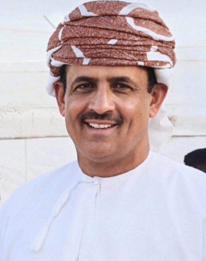 OmanSSD1458's tweet photo. رجل ظهر كالبدر في سماء عمان الغالية . 
لم يكتفي بالخدمات المجانية التي
يقدمها للوطن والمواطن من خلال
مجموعة الرصيد التجارية ،بل تعدى
ذلك الي الوقفة الإنسانية التي أناخ
فيها ركابه لنجدة أبناء وطنه أحمد و
سالم . 
هؤلاء هم الرجال الذين بسطوا أيديهم
لوطنهم تفانيا منهم واخلاص. https://t.co/DiSzmZE8re