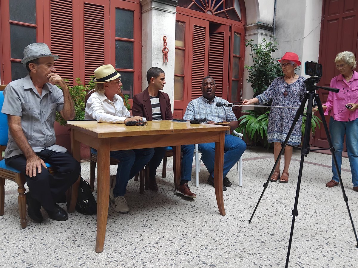 YaimyrB's tweet photo. A 65 años del histórico discurso Palabras a los Intelectuales pronunciado por #FidelPorSiempre, la UNEAC de #Camagüey desarrolla un panel con sus artistas con la presencia @WalterNoris primer Secretario del @PartidoPCC, acompañado de @LeonMayedo Vicegobernador de la provincia. https://t.co/jJe35Jr9zH