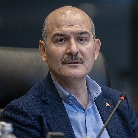 cumhuriyetgzt1's tweet photo. 🔴 MURAT ONGUN'UN SAVUNMASINDA "SÜLEYMAN SOYLU" AYRINTISI

Murat Ongun, savunmasında Süleyman Soylu’nun İçişleri Bakanı olduğu dönemde İBB’ye yönelik denetimlerin yoğun biçimde arttığını anımsattı:

🗣️ "İBB, eski İçişleri Bakanı Sayın Soylu’nun zaten özel ilgi alanıydı. Mesela bana 3 yılda 3 ayrı konuda mülkiye müfettişleri gönderdi. İfadeler alındı, incelemeler yapıldı ve sonrasında aklanmam ile sonuçlandı. 

2022 yılında, memur olmadığım için zorunlu olmadığı halde malvarlığı beyanı verdim. Size de arz edeyim. Bugünle kıyas için harika belge. Devletimizde duruyor. İçişleri Bakanlığı’nda... Lütfen incelensin. Kişisel zenginleşme var mı yok mu net kanıtı!"
https://t.co/GuOafXlgP0