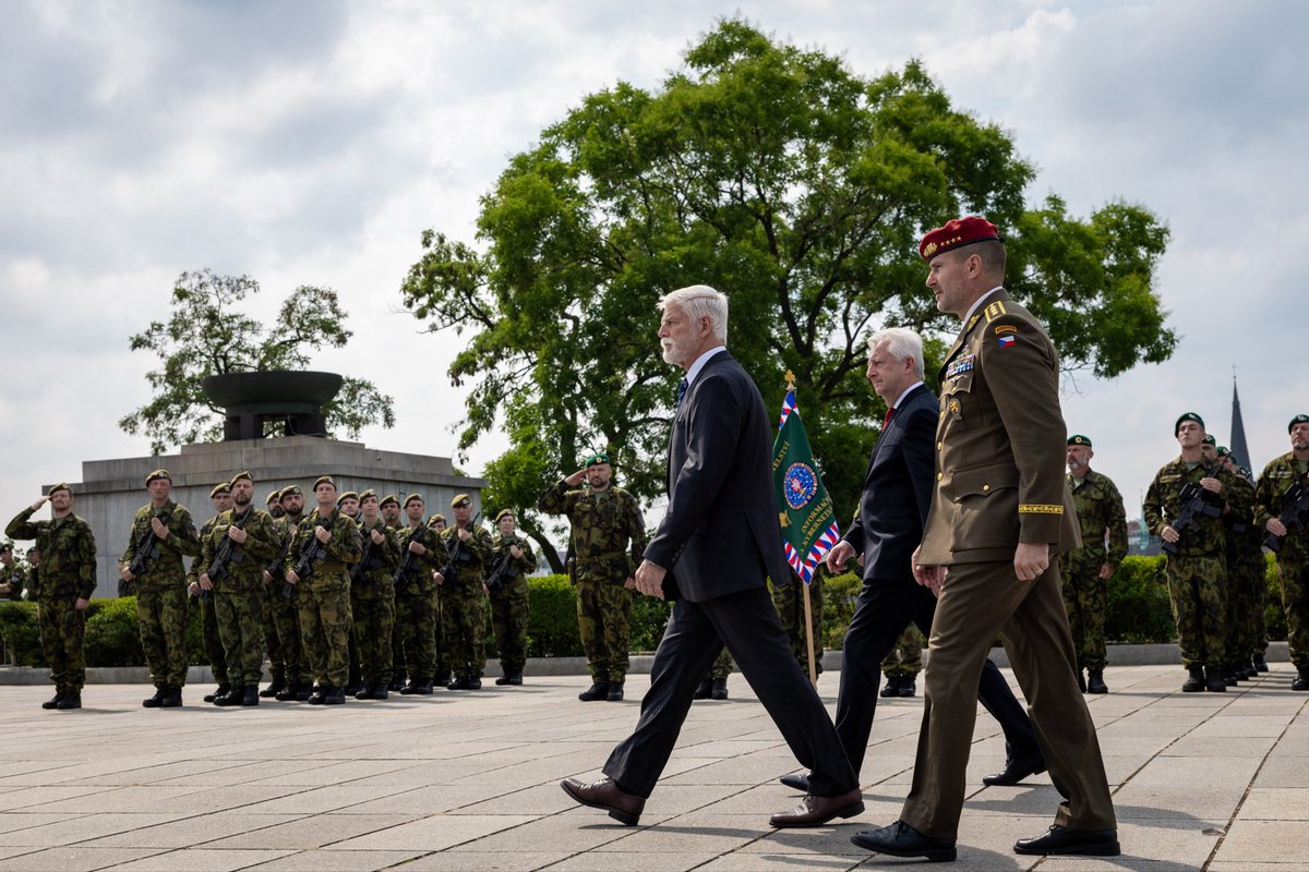 prezidentpavel's tweet photo. Náčelníkem Generálního štábu jsem dnes jmenoval Miroslava Hlaváče, který se funkce ujímá v době, kdy bezpečnostní situace ve světě klade na Českou republiku i naše ozbrojené síly stále vyšší nároky.

Jsem přesvědčen, že pro tuto funkci má všechny potřebné předpoklady, které využije ve prospěch bezpečnosti naší země. Přeji mu mnoho sil a jsem připraven podpořit všechny kroky, které povedou k posílení naší obranyschopnosti.

Karlu Řehkovi děkuji za jeho službu, kterou vykonával s maximální odpovědností, profesionalitou i otevřeností.