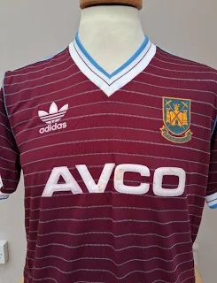 David_Cass_8's tweet photo. @Dadsourjobtv My first shirt/badge was this, I remember going to loads of sports shops in London and every where was sold out, then on way home saw another shop and luckily had one.. happy days. https://t.co/me5AK3ajw5
