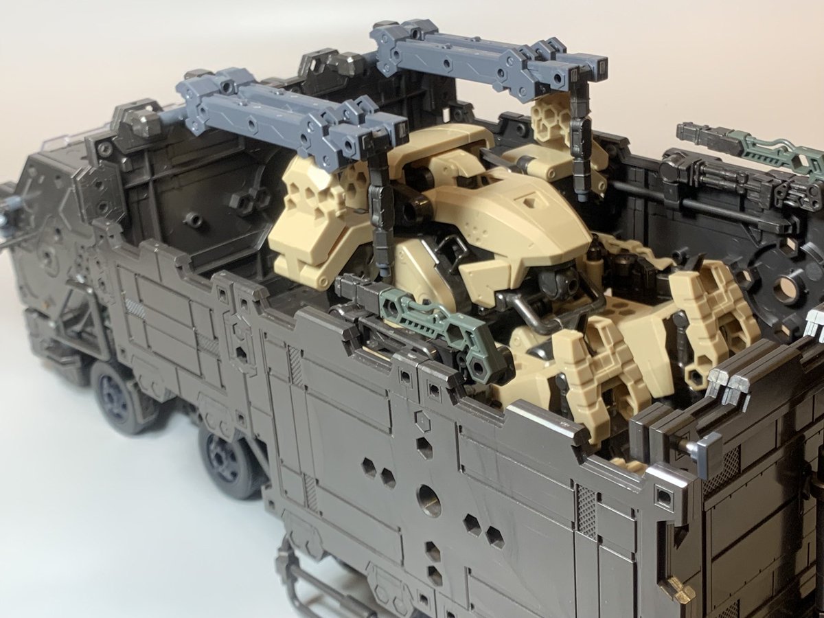nous0204's tweet photo. #ヘキサギア

⬣ベッドロック重装備運搬車

実際のトラックの構造を参考に組んだ車両
٩( 'ω' )و 改めて微調整したい気持ち(˘ω˘)゛

尚、バルクアームを格納できるサイズ＝そこそこデカいので、しまう場所がない('A`)💦 https://t.co/eNSDVzDEFy