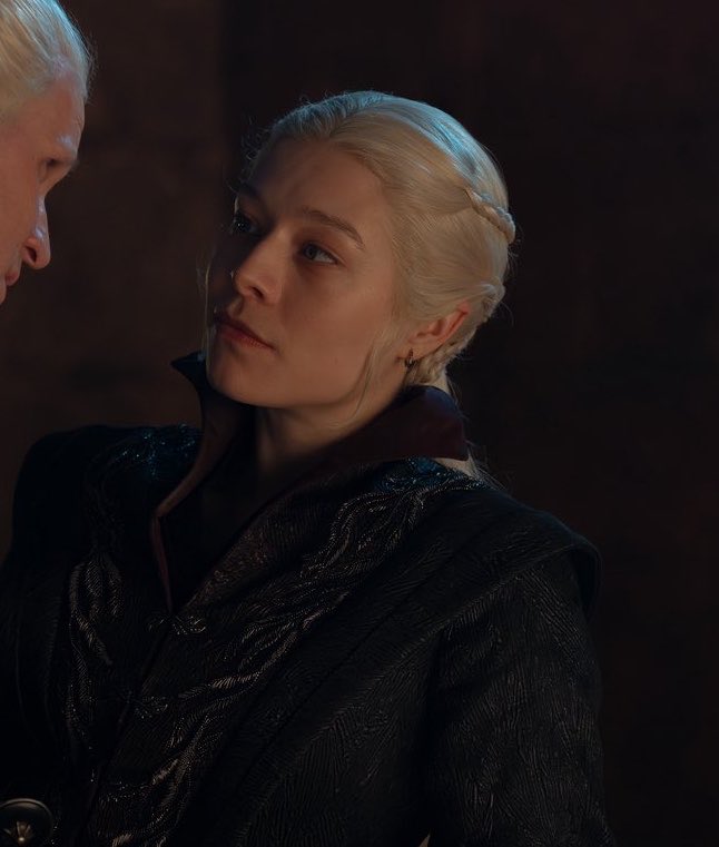 desticents's tweet photo. THE VAMPIRE COLLAR IS BACK!!! https://t.co/shUB5WlhL9