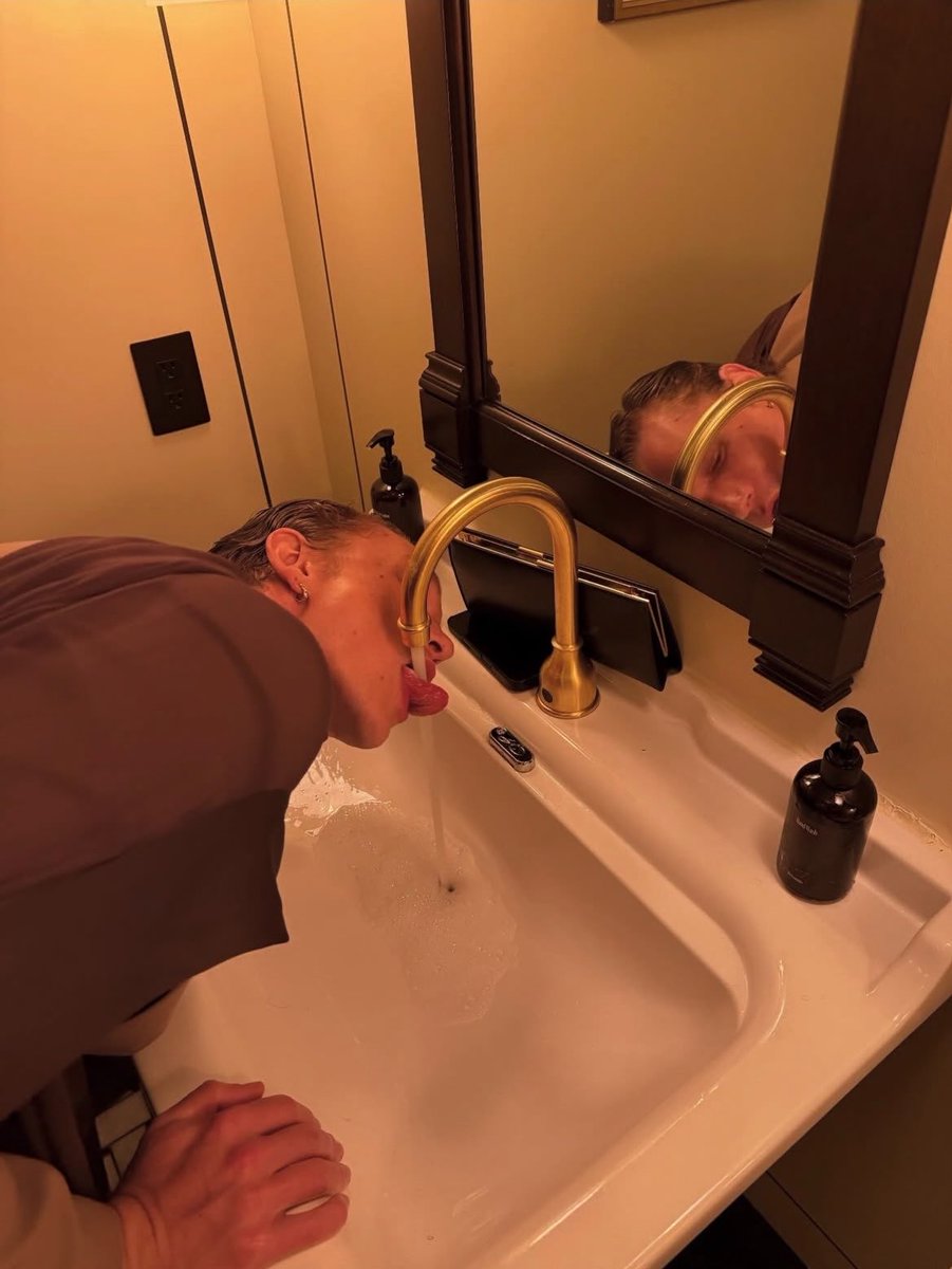 dedvvnutri's tweet photo. so what the fuck happened here? https://t.co/36FDgtLTQ0
