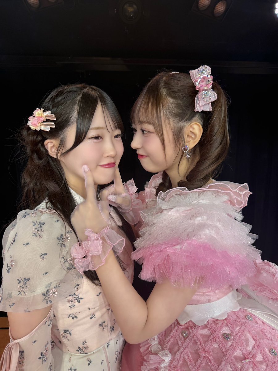 48Suzuha_16LOVE's tweet photo. 真歩ちゃん ､ 卒業おめでとう 💐

本当によくがんばったね 。
ずっとずっとがむしゃらに、前に、走り続けてくれていたその姿は、AKBそのものを体現していて、きらきらしていたよ 。私が好きになった瞬間のAKB48くらいずっときらきらしていたよ 。

そして、真歩ちゃんの周りにはいつも笑顔があって ､ 穏やかな和やかな空気があって ､ いつもそこに自分の意味をもとめて吸い込まれていた気がするの 。いつも生きていていいんだなって思わせてくれた真歩ちゃんに、同じように思ってほしくてずっとそばにいたよ !

もうこれ以上できないって思うことが何回もあったと思う。それでも自分の理想のアイドル像を追い求めて、AKB48を好きな気持ちを持ち続けてくれて、そばにいてくれて、笑っていてくれて、AKB48で一緒に青春をしてくれ��、ありがとう 。

どの瞬間の真歩ちゃんも愛らしくて、愛おしくて、胸がきゅっとなるくらい大切です 🎀

これからもきっと人生を共にすると思うけれど、今日までの一緒の青春はどんな年齢になっても忘れないと思う。本当に宝箱にしまいたいくらい���物だったよ 🌙 

AKB48でいてくれて、ありがとう 。
あと少し、ほんの少しだけ、真歩ちゃんがAKB48を去ることに思いを馳せさせてね 。だいすき !
