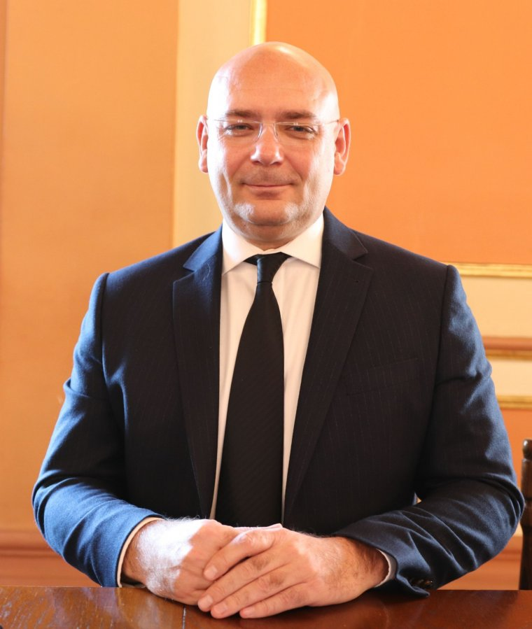 filiplwk's tweet photo. @Krownitz @KryspinTed hehehe, łysy pan ze zdjęcia niżej prawie doprowadził do upadku ten szpital, teraz tam sprzątają https://t.co/hssgBybndq