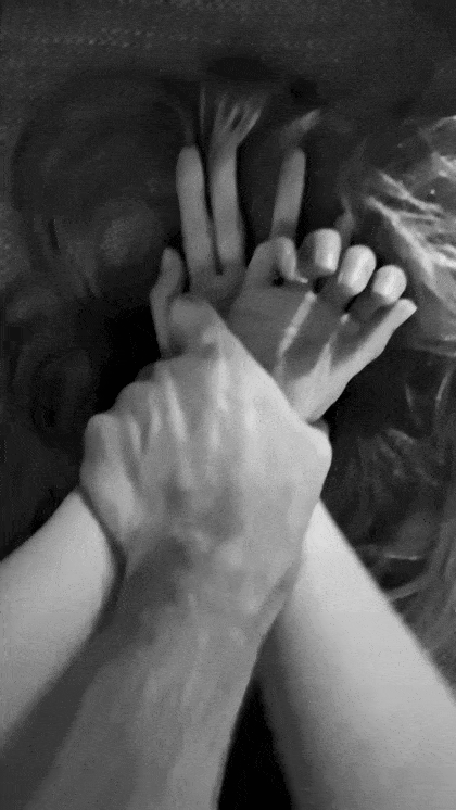 InfamePoeta's tweet photo. Saberte entre mis manos
Retenida en el tiempo
Inmovil a merced
De una dulce mezcla
Entre vicios y deseos
Pasión y anhelo
Verbo y Verso.

#InfameSentir
#EroTuits https://t.co/BcKwqDD3ea