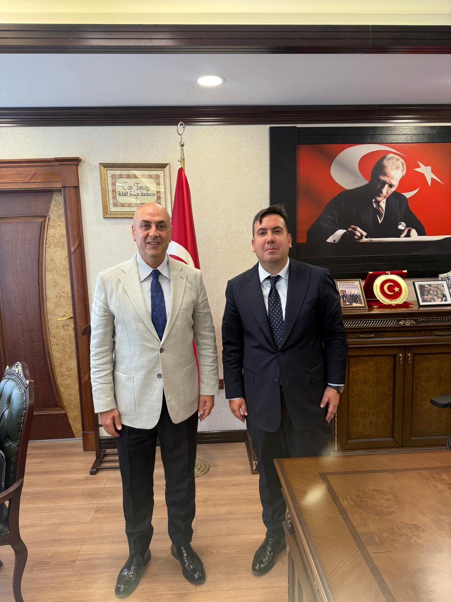 ankara2barosu's tweet photo. Baro Başkanımız Av. Gökhan Ağdemir, Adalet Bakan Yardımcısı Sayın Can Tuncay’ı makamında ziyaret etti.

Gerçekleştirilen görüşmede, 60 başlıktan oluşan 12. Yargı Paketinin ikinci 30 başlığı kapsamında yer alan düzenlemeler çerçevesinde; 

•Avukatlara Ücretsiz Silah Ruhsatı Hakkı Tanınması ile 

•Kamu Avukatlarının Özlük Haklarının güçlendirilmesine yönelik

Baromuz tarafından hazırlanan çalışma dosyasının son hali Sayın Bakan Yardımcısına takdim edilerek değerlendirmelerde bulunuldu.

Nazik kabulleri, yakın ilgileri ve destekleri dolayısıyla Adalet Bakan Yardımcımız Sayın Can Tuncay’a teşekkür ediyor, çalışmalarında başarılar diliyoruz.