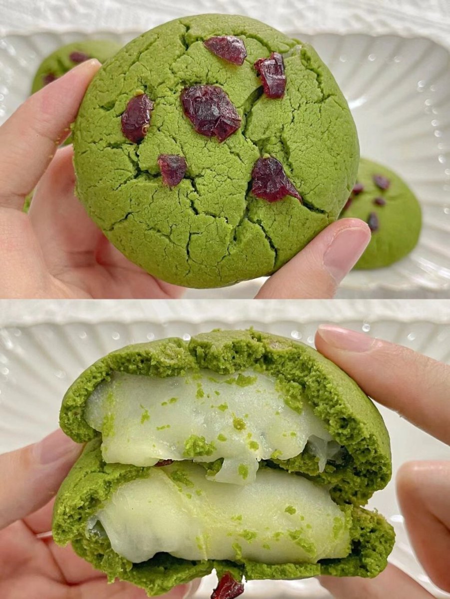 oloyedeogundepo's tweet photo. Just found the perfect midday snack: creamy matcha cookies! Sharing one with my coworker and making our workday way better , https://t.co/Df9XtzvHvK