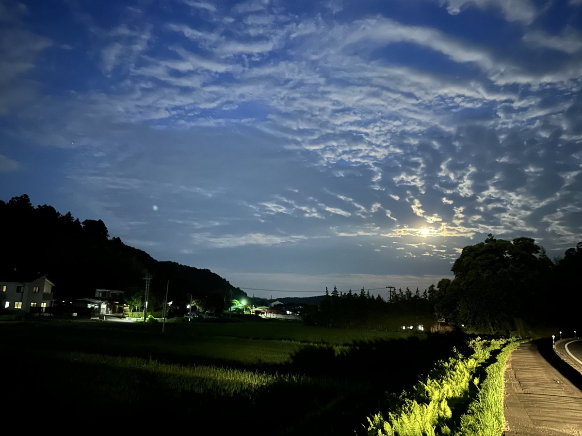 kimiaki_tabuchi's tweet photo. 陸前高田から下道
休憩含めて15時間

一旦 家に戻るまで
strawberry moon

福島 栃木 埼玉 今夜
曇り空の切れ間に
strawberry moon

幸せのためにだけ…

LIVE！スケジュール
7月  3日(金)宇都宮市 宮フォーク村
7月  4日(土)山形市フランクロイドライト
7月  7日(火)水戸市 PAPER MOON https://t.co/dSHwbT03kx