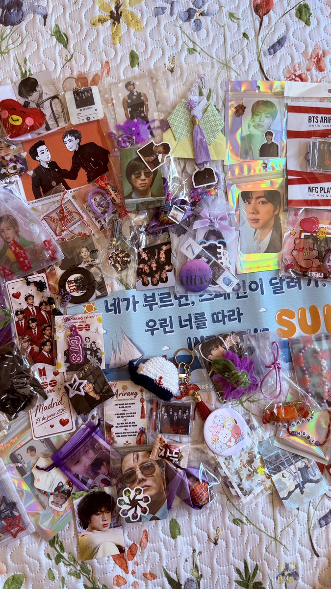 CosmikGirl19's tweet photo. I freebies ricevuti il 26 e 27 giugno a Madrid 🇪🇸 Adesso che sono a casa li ho osservati uno ad uno e posso solo dirvi G R A C I A S 💜😭 Se riconoscete qualche vostro freebies palesatevi 😘 #BTS_ARİRANG_MADRID #bts https://t.co/Fyq8YRF9eH