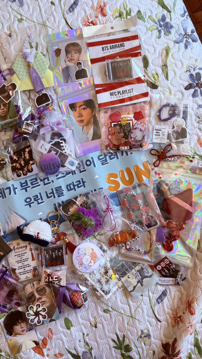 CosmikGirl19's tweet photo. I freebies ricevuti il 26 e 27 giugno a Madrid 🇪🇸 Adesso che sono a casa li ho osservati uno ad uno e posso solo dirvi G R A C I A S 💜😭 Se riconoscete qualche vostro freebies palesatevi 😘 #BTS_ARİRANG_MADRID #bts https://t.co/Fyq8YRF9eH