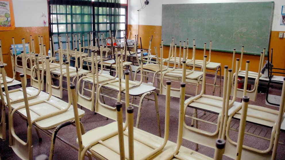 infobae's tweet photo. PARO DOCENTE EN BUENOS AIRES: DENUNCIAN UNA CRECIENTE OLA DE VIOLENCIA EN LAS ESCUELAS Y RECLAMAN LA REAPERTURA DE PARITARIAS

Los gremios exigen acciones urgentes ante las agresiones sufridas por docentes en distintos distritos y reclaman una nueva convocatoria para discutir una recomposición salarial.

Docentes de la provincia de Buenos Aires realizan un paro de 24 horas para reclamar el fin de los episodios de violencia en las escuelas y exigir una recomposición salarial. La protesta afecta a la mayoría de las escuelas públicas y fue convocada por SUTEBA y FEB, los sindicatos con mayor representación en el sector educativo bonaerense. La medida busca obtener respuestas del Gobierno provincial y visibilizar la gravedad de los hechos ocurridos en los últimos días.

Infobae 📎 https://t.co/o5nhQW3ZV1