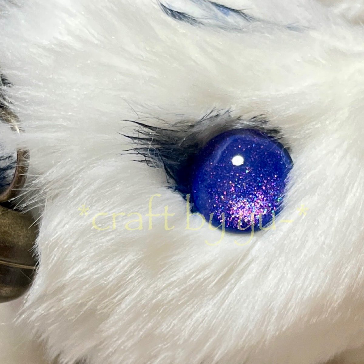 craft_by_yu's tweet photo. くたくた白狐さん•改　闇属性の子ができました！
目の色は、いつもと同じラピスラズリのような深い青。細かいラメもとても綺麗で、この組み合わせがすごく好き✨作ってもらったものが届くと見ているだけで癒されます☺️
この子も金沢ハンドメイドマルシェに連れて行きますね！次は九尾さんを作ります https://t.co/NKZXYuq6jP