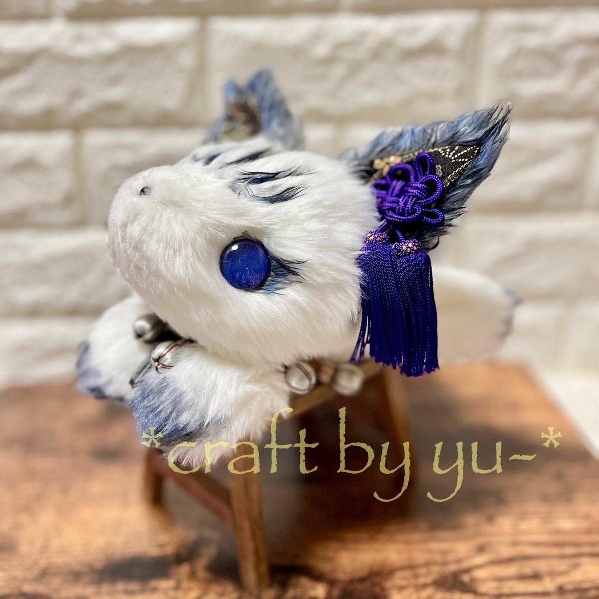 craft_by_yu's tweet photo. くたくた白狐さん•改　闇属性の子ができました！
目の色は、いつもと同じラピスラズリのような深い青。細かいラメもとても綺麗で、この組み合わせがすごく好き✨作ってもらったものが届くと見ているだけで癒されます☺️
この子も金沢ハンドメイドマルシェに連れて行きますね！次は九尾さんを作ります https://t.co/NKZXYuq6jP