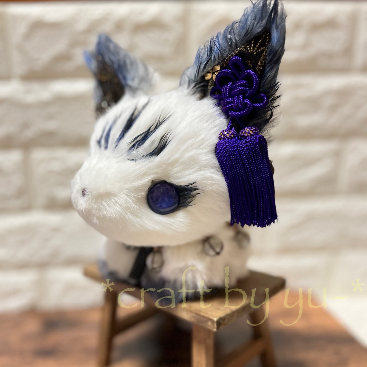 craft_by_yu's tweet photo. くたくた白狐さん•改　闇属性の子ができました！
目の色は、いつもと同じラピスラズリのような深い青。細かいラメもとても綺麗で、この組み合わせがすごく好き✨作ってもらったものが届くと見ているだけで癒されます☺️
この子も金沢ハンドメイドマルシェに連れて行きますね！次は九尾さんを作ります https://t.co/NKZXYuq6jP