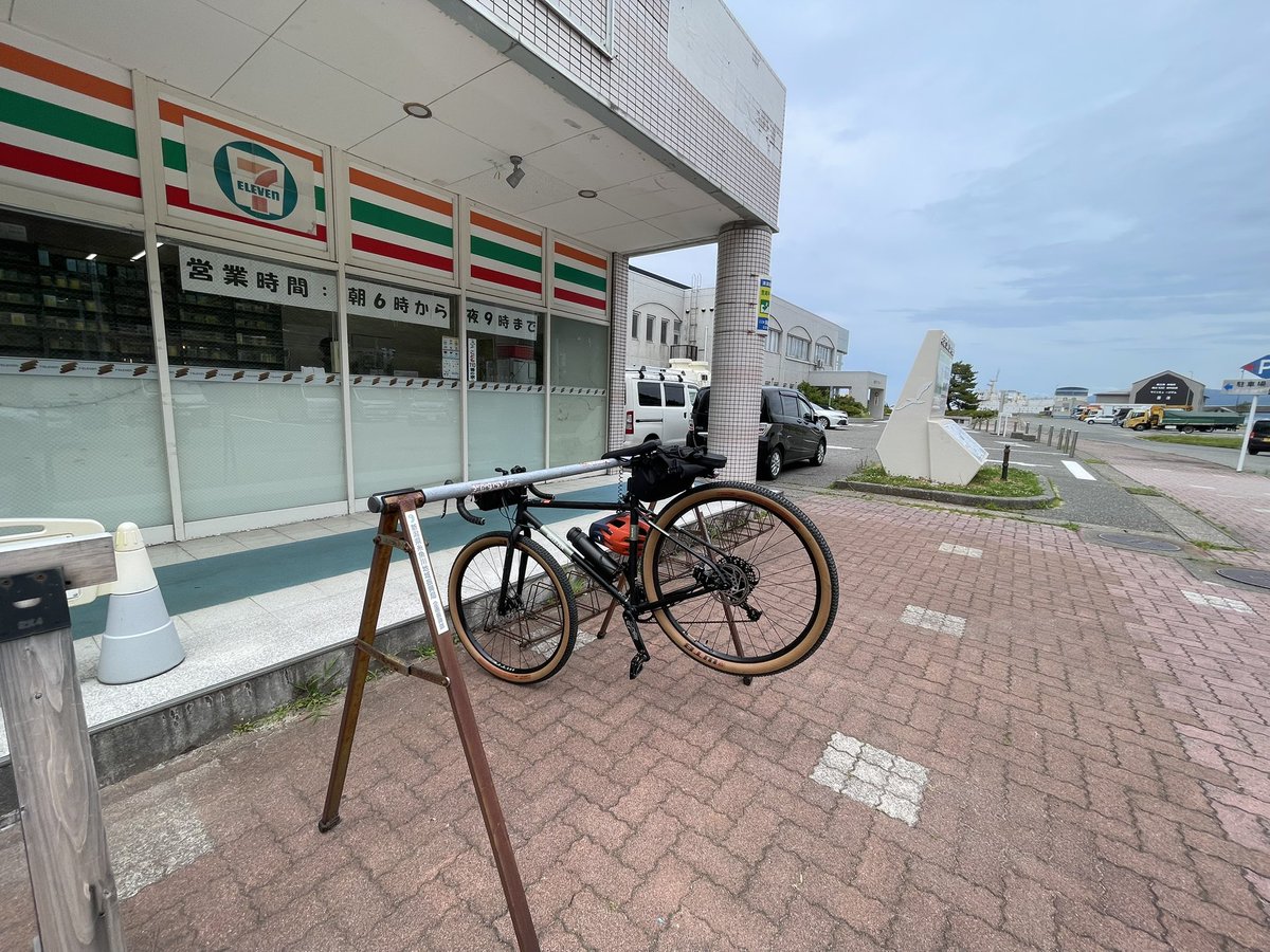 ZEPHYRCS's tweet photo. マジで写真で楽しさを伝えるって難しい。

山と川と海がある景観の良さ、マイバイクのカッコ良さ、カニご飯の美味さはこれらの写真では伝えられない。

なので、#久比岐自転車道　のハッシュタグを追ってみてください。 https://t.co/KrlfRX45wZ