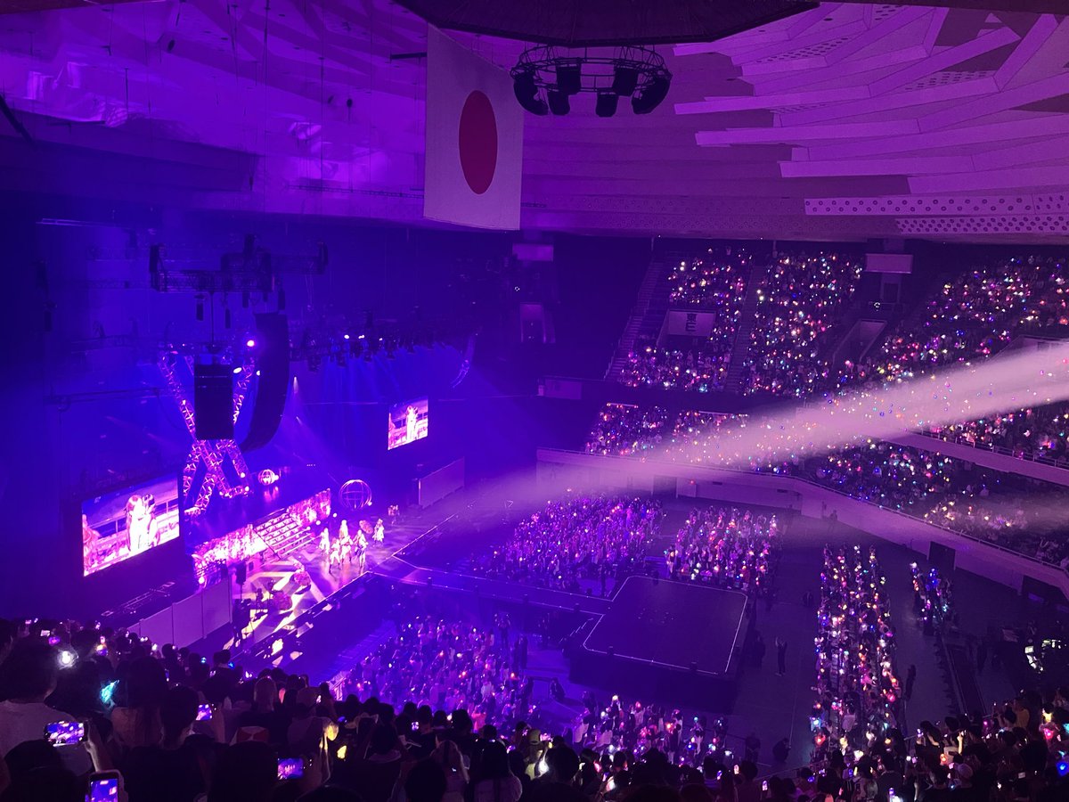 LnerMasaki's tweet photo. 7周年ライブの東京遠征から帰り、新アルバムのドキュメンタリーを観た。メンバー脱退の危機とどう向き合ったか、それぞれが正面から語っていた。
今「ヒマワリ」を聞くとガチ目に泣いてしまう。泣いた日々や悔しい思い出さえ　忘れてしまうそんな光が　どうか彼女たちに届きますように…
#Girls2 https://t.co/y3B4w7vGlg