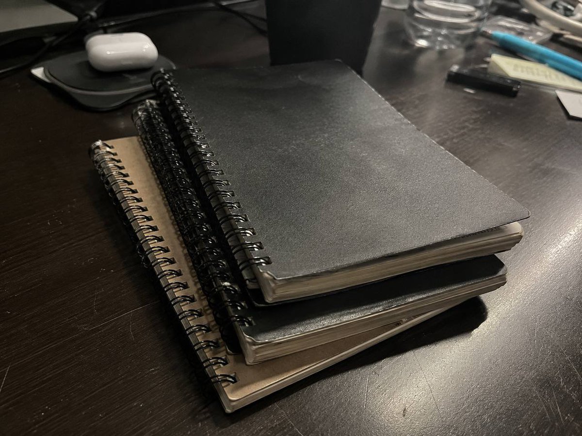 Biwaeath's tweet photo. 月50万円以上の利益上げたいならルーチンを作れ！！

ずっと勝てない人の違いは手法じゃない。毎日やることが違うから。

・分析する時間を固定する
・勝てる場所だけ待つ
・ルール外は触らない
・感情でロットを変えない
・毎日検証する

この5つだけで成績は大きく変わる。

まずはこの習慣を覚えなさい。

今すぐノートとペン買ってきて！！

#XAUUSD