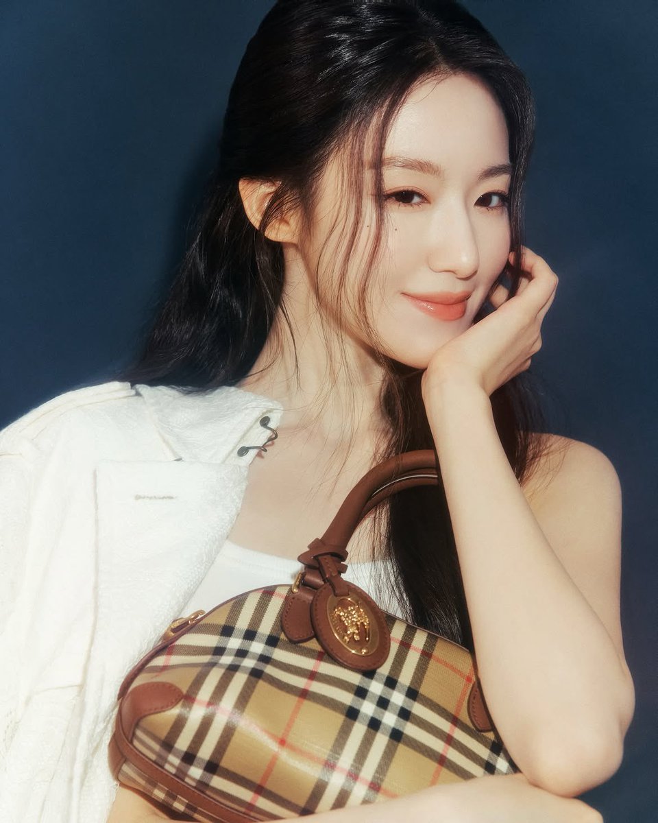 aideulverse's tweet photo. Shuhua stuns for Burberry in new insta update 🙂‍↕️ https://t.co/UTZBydALcx