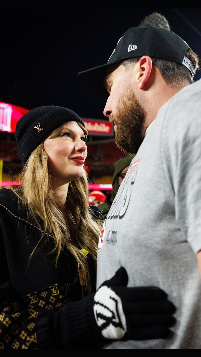 secretsgardnz's tweet photo. não é porque a tay vai casar. é porque ela passou os últimos 20 anos escrevendo e cantando sobre amor. sendo a trilha sonora do final feliz de outras pessoas, e agora chegou a vez dela. ela merece tanto esse momento. ela merece ser amada e apoiada em voz alta. genuinamente feliz. https://t.co/DUV4vJdDoi