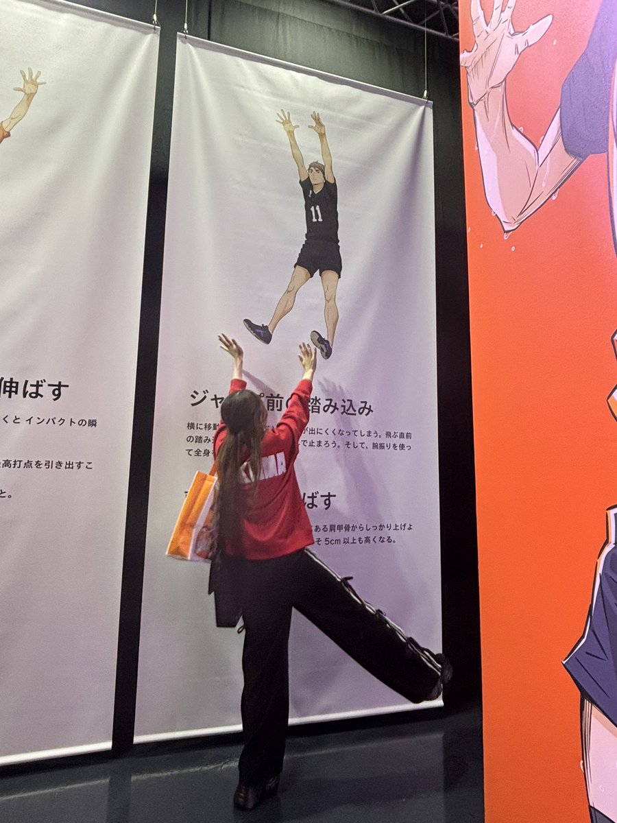 nem00moon's tweet photo. 本当にパネル(？)とおもしれぇ写真撮るのが好きすぎる📸🤍✨️

①飛べ！！！
②ハイタッチ
③ヒラリかわされたパンチ(すみません)
④指スマ〜イチっっっっ！！！！！

 #ハイキューオンザコート https://t.co/pePcnACgtU