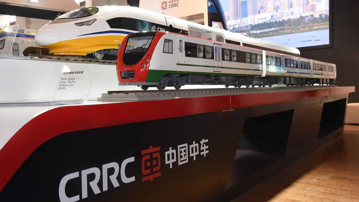TounesKhadra's tweet photo. 🇹🇳 🇨🇳 | La Société Nationale des Chemins de Fer Tunisiens (SNCFT) a signé un contrat pour l’acquisition de 5 rames automotrices électriques avec la société chinoise China Railway Rolling Stock Corporation.

▪️ Ce marché d’un montant de 38,2 millions d’euros s’inscrit dans le projet de doublement et d’électrification de la ligne Moknine-Mahdia (21km). Il permettra d’améliorer la capacité, la régularité et la qualité du service sur cette ligne tout en renforçant l’offre de transport public durable.

#Tunisie #Tunisia #تونس