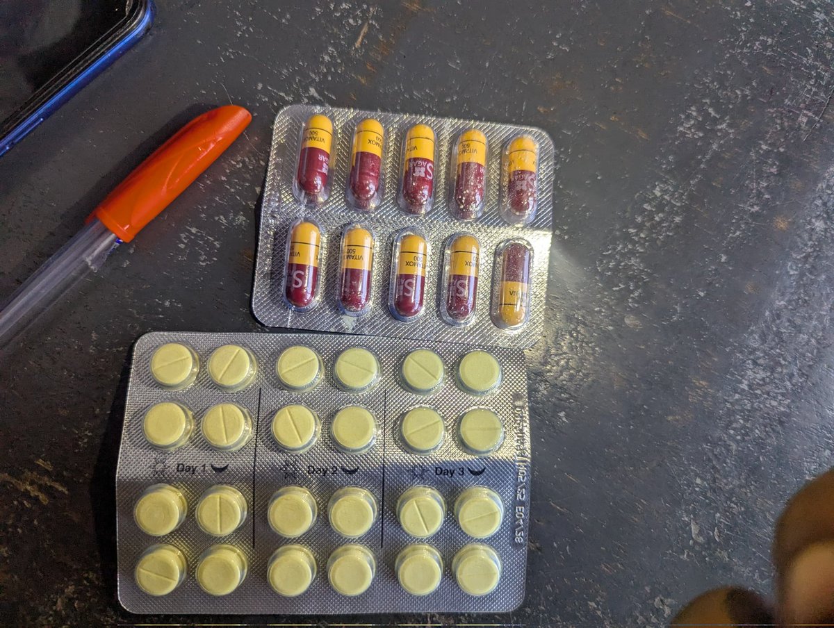 Sekenimde16's tweet photo. I'm sorry guys but I can't help but vent😭😭. I finally went to the health center and the doctor wrote different drugs for me after waiting for hours and without a test. I got the drugs and lookkkkk what I was given 😭😭. It even has growth(bacterial or fungal) on it. 😭 https://t.co/6XTlm3CMs4