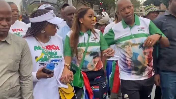 zizipho50's tweet photo. Kuthwa who are the white people on the Shirts of Jacinta and her husband???😅😅 https://t.co/9Y9W1g1P3x