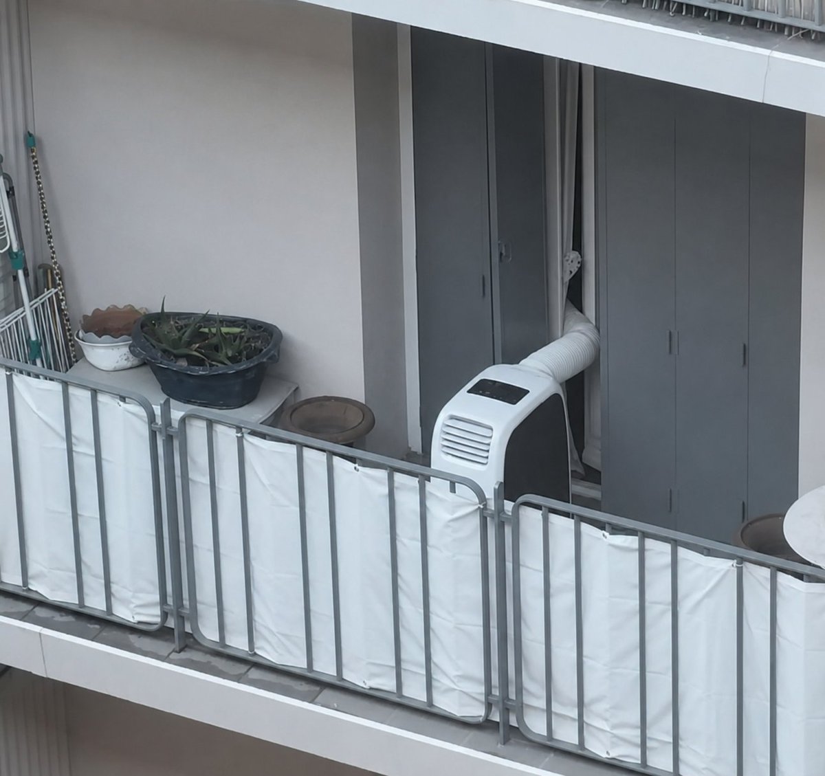 SoeurFoune's tweet photo. Sébastien Delogu a installé la clim dans son appartement marseillais. ⤵️ https://t.co/pTqTDRV0kt