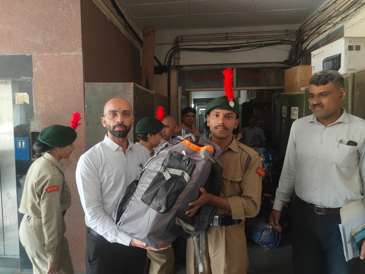 ndmaindia's tweet photo. Yuva Aapda Mitra Scheme:
Following the successful completion of the 7-day training programme, young volunteers in Haryana received Emergency Responder Kits to strengthen their preparedness and response capabilities during disasters. https://t.co/eNFrDCb94y