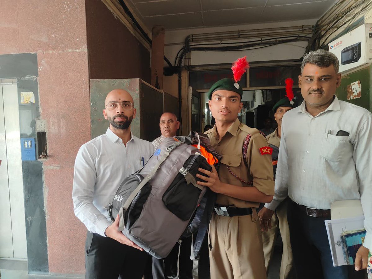 ndmaindia's tweet photo. Yuva Aapda Mitra Scheme:
Following the successful completion of the 7-day training programme, young volunteers in Haryana received Emergency Responder Kits to strengthen their preparedness and response capabilities during disasters. https://t.co/eNFrDCb94y